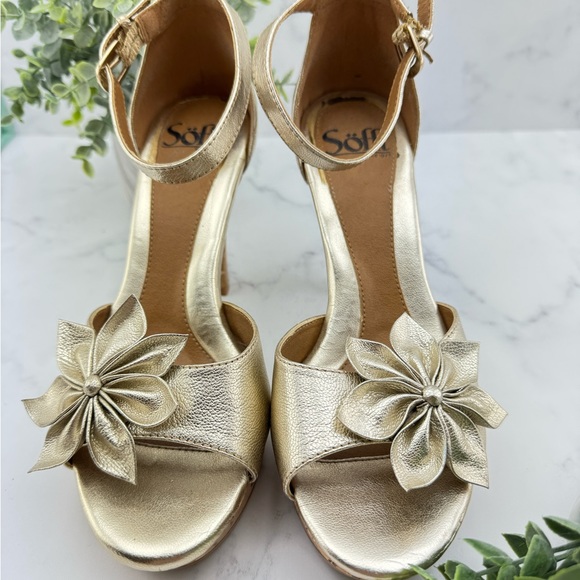 Soft shoes - gold flower - high heels- like new - size 7.5 - Picture 2 of 8